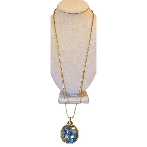 Vintage 1976 Signed Avon Magnifying Glass Pendant Necklace on 30" Monet Chain - Picture 1 of 8